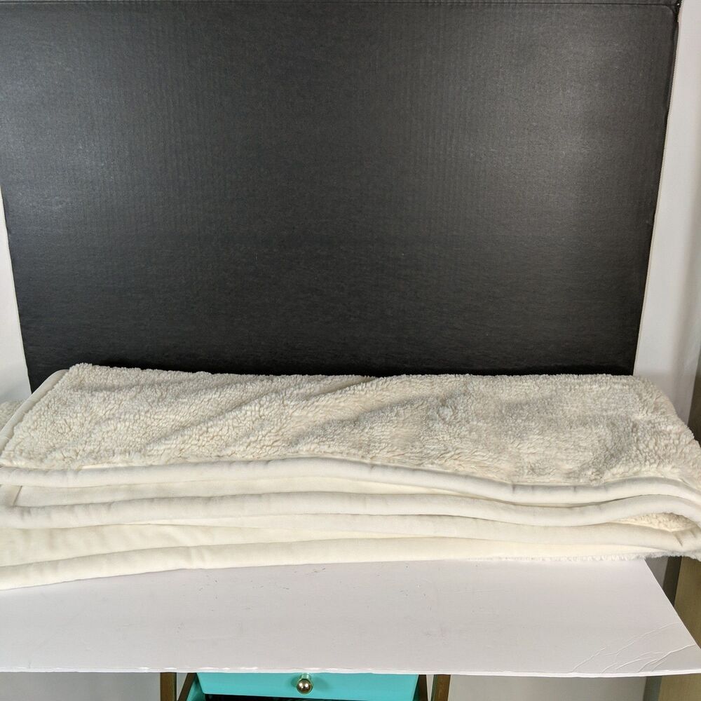 Pottery Barn Cozy Teddy Faux Fur Throw Ivory Velvet Blanket Coverlet 66 x 52 in - Picture 5 of 7